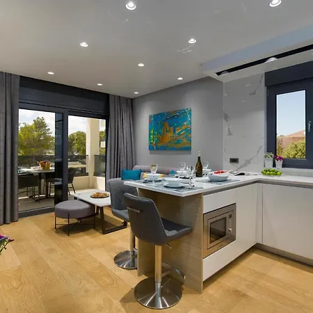 Awesome In With House Sea View Apartman *