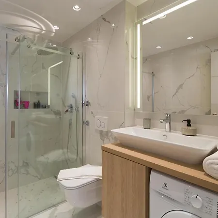 Awesome In With House Sea View Apartman Promajna