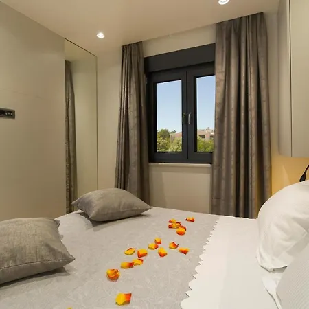 Apartman Awesome In With House Sea View